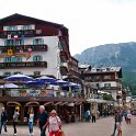 13. Promenáda v Cortině d'Ampezzo s typickou architekturou